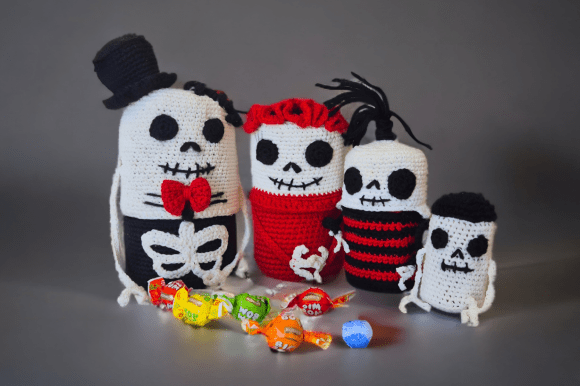 Halloween skeleton nesting dolls pattern preview
